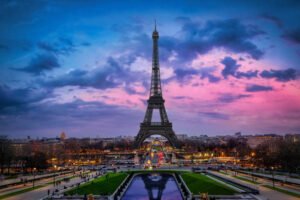 Read more about the article Traveling to Paris Solo: The Ultimate Guide for an Unforgettable Adventure